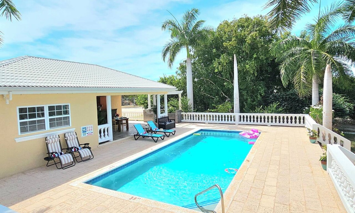 Juba Sound Cottage | Cozy Private 1-Bedroom Cottage With Pool, Near Beach, Restaurant and Activities