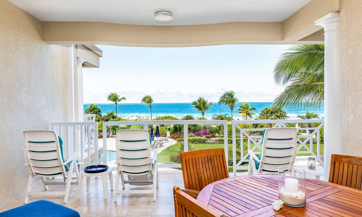Grace Bay Condo | Grace Bay Beach Front 2 BDR/2BTH Condo at the Grandview