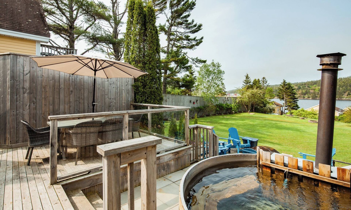 Boutiliers Point Cottage | Luxury Oceanview Retreat | Private Hot Tub | Shared Sauna | Near Halifax