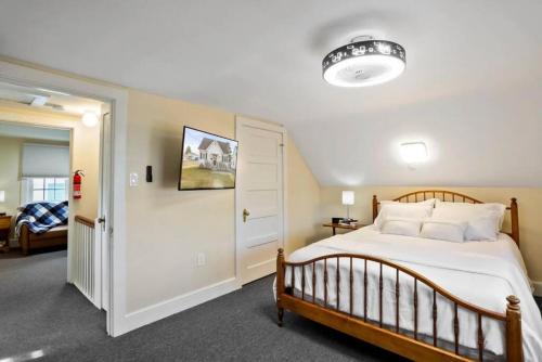 Frederick House | Patty's Place - Private and Convenient EV-Friendly Apartment near Downtown