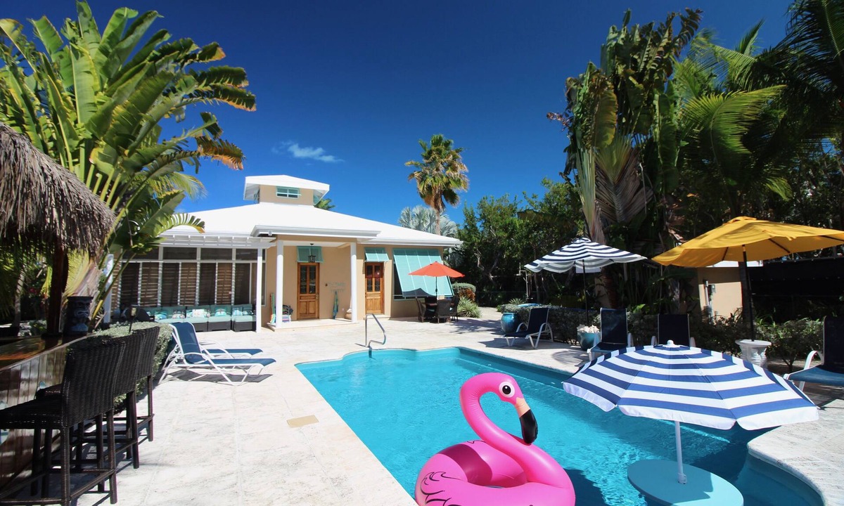 Leeward Settlement Villa | Private Pool with fun Tiki Bar/Sleeps 6/4 minute walk to Grace Bay
