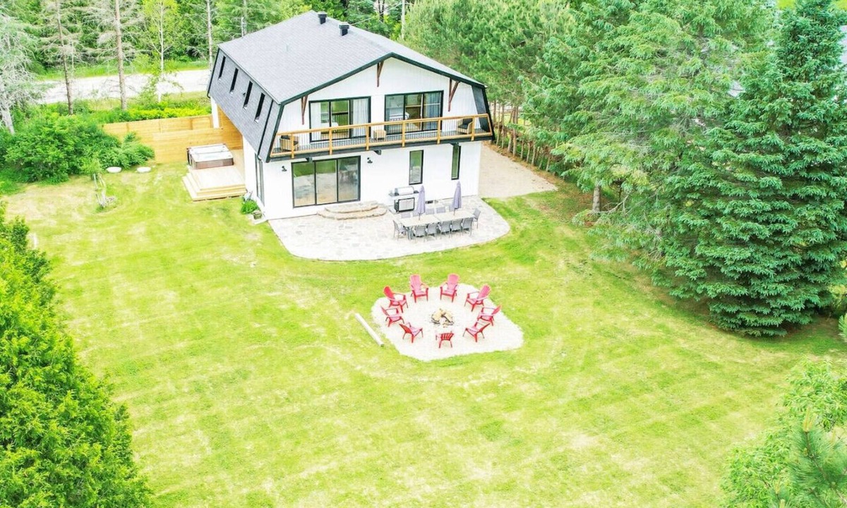 La Conception Ski Chalet | Tremblant Farmhouse w/Ski Hottub Fireplace Fondue Foosball Direct XC-Ski trails