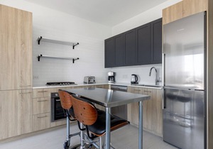 Luxe West Loop Studio w/Gym, Pool, Coworking, walk to UIC, by Blueground in Chicago