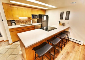 On River, Pool, 2 Hot Tubs! Walk to Main St Dining, Shops, Events in Frisco