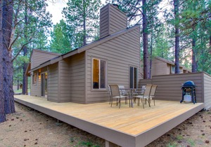 Renovated cabin with private hot tub, entertainment & SHARC access in Sunriver