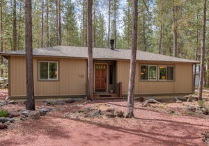 Rustic cabin bungalow with FREE waterpark & pool passes included! in Sunriver