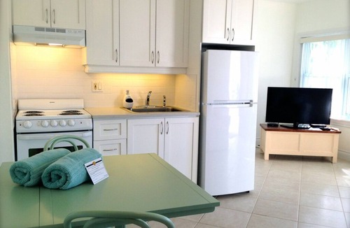 Grace Bay Condo | 3 minutes to the beach! 1 Bedroom Condo near shopping and Dining