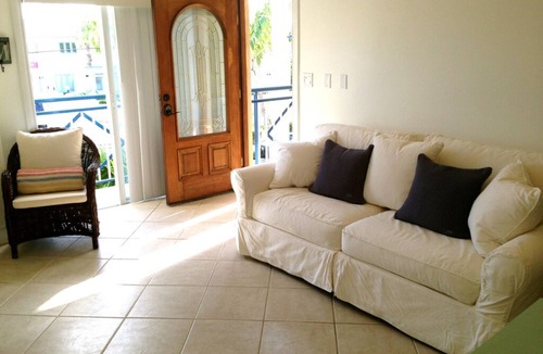 Grace Bay Condo | 3 minutes to the beach! 1 Bedroom Condo near shopping and Dining