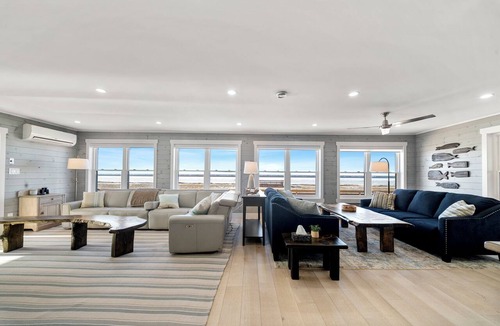 Prince County House | Beachfront, sandbar, 8p sauna, pickleball court, 6BR, outdoor kitchen and more