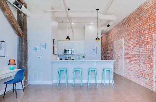 Newport News Apartment | Breakfast Tiffany's Downtown Newport News