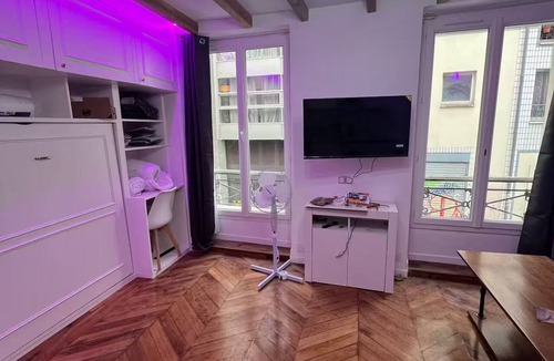 Belleville Apartment | Charming studio in central Paris, 10 minutes from République in a working-class neighborhood