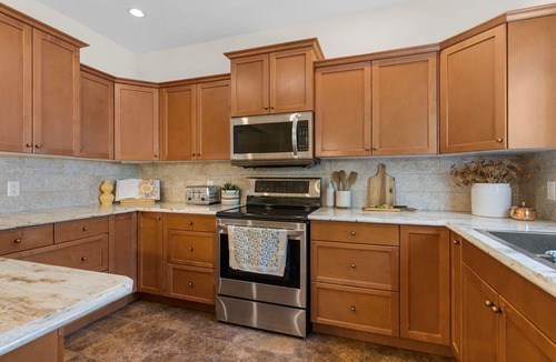 North End House | Downtown District & Knox Mountain & 5 min Walk to Beach, Hot Tub & Covered Patio