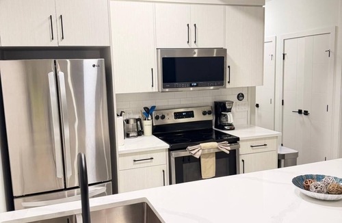 Southeast Calgary Apartment | Emerald Suite with 2 beds - 10 mins to Downtown Calgary