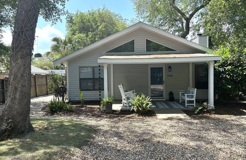 Demere Park House | Great Location-Close to Everything. Perfect Fall/Winter Escape with Heated Pool!