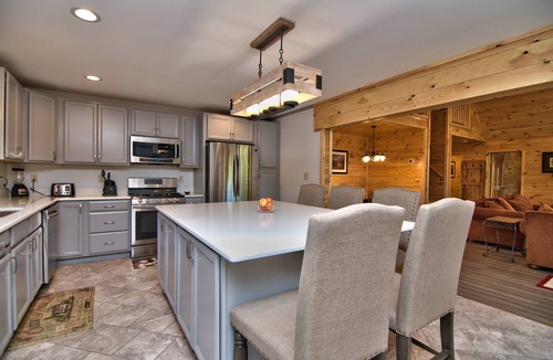 Hickory Hills House | Hot Tub Fire Pit/AC BSK CT 6000 Sq Ft Private WIFI FREE Tesla EV Charger/WIFI