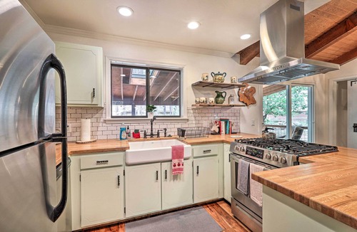 Munds Park Cabin | Hot Tub & Patio: Pet-Friendly Cabin in Munds Park!