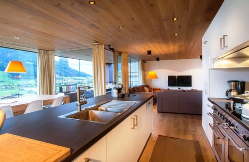Bramberg am Wildkogel Ski Chalet | Large luxury chalet: on the skip & toboggan run and the Smaragdbahn (gondola).