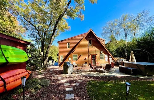 White Haven Cabin | Log House by the Lake - One of a Kind Property