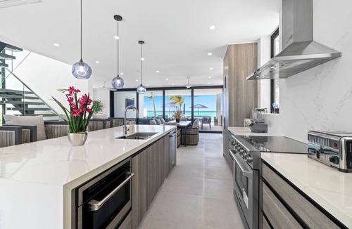 Blue Hills House | New BEACHFRONT Aqua Blu Villa 1-Oceanfront Paradise-4 King Bdrms -max 8 guests