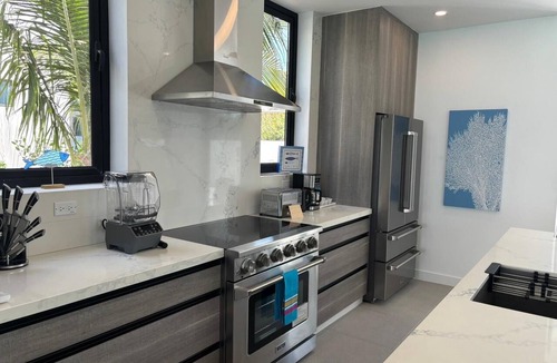 Blue Hills House | New BEACHFRONT Aqua Blu Villa 1-Oceanfront Paradise-4 King Bdrms -max 8 guests