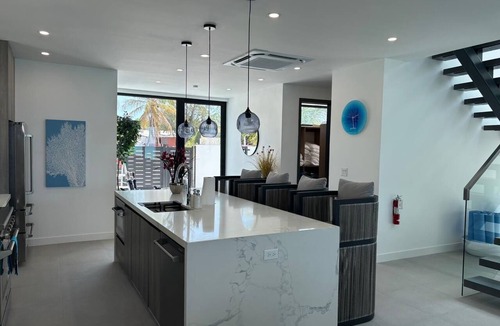 Blue Hills House | New BEACHFRONT Aqua Blu Villa 1-Oceanfront Paradise-4 King Bdrms -max 8 guests
