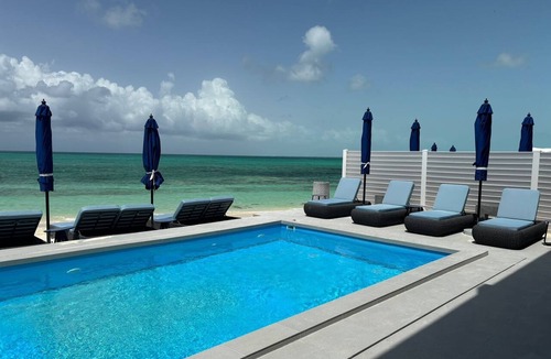 Blue Hills House | New BEACHFRONT Aqua Blu Villa 1-Oceanfront Paradise-4 King Bdrms -max 8 guests
