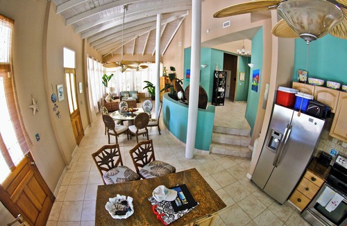 Leeward Settlement Villa | Private Pool with fun Tiki Bar/Sleeps 6/4 minute walk to Grace Bay