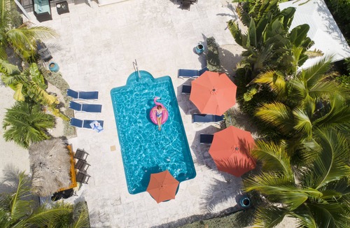 Leeward Settlement Villa | Private Pool with fun Tiki Bar/Sleeps 6/4 minute walk to Grace Bay