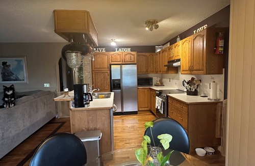 Okotoks House | Victorian Retreat sleeps 8, Pet friendly, Walk to Shops-Parks, Ideal for Groups”