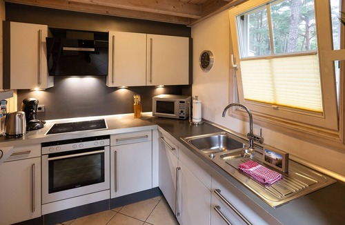 Gohren House | Villa Hügel 222 vacation home in Baabe with a view of the sea. Child-friendly amenities. Stylish wellness spa with a sauna and hot tub. Electric Car Charging Station – Ideal for a Convenient Trip