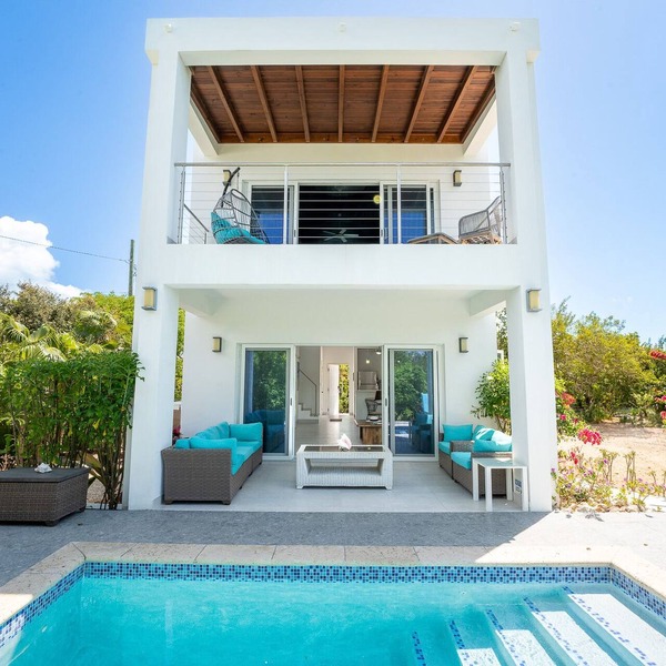 Modern Grace Bay villa with Pool 3 mins walk to Beach & Reef Sleeps 4 ,Gardens