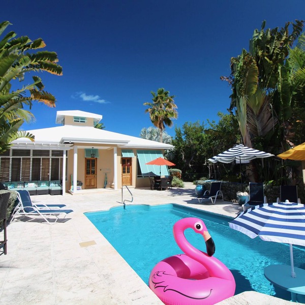 Private Pool with fun Tiki Bar/Sleeps 6/4 minute walk to Grace Bay