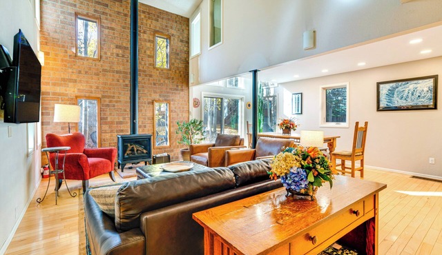 < 1 Mi to Dtwn: Creekside Frisco Home w/Fire Pit in Frisco
