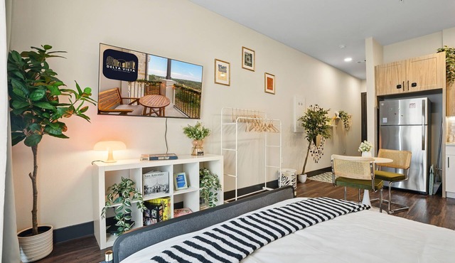 12min Downtown | 6min Domain | Pool + Free Parking in Austin