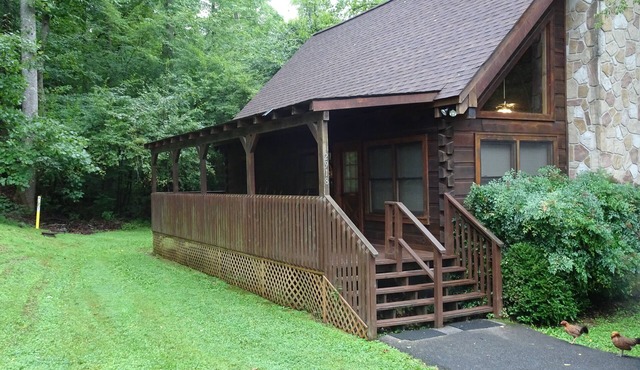 2 Bedroom Cabin - 2 miles to Parkway in Pigeon Forge