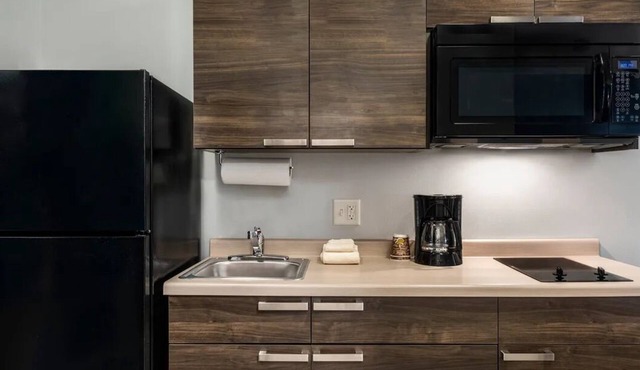 3 Group-Friendly Units w/Kitchen | 5.2 Mi to Laishley Park | Free Parking in Punta Gorda