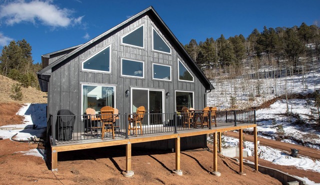 3BR Divide Cabin: Starlink, Mtn Views, Hiking Access! Family Friendly - Sleeps 8 in Divide