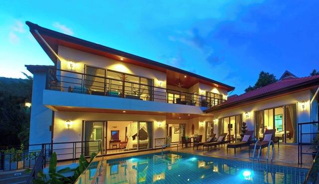 4 BEDROOM - STUNNING SEA VIEWS, MOUNTAIN VISTAS AND CLOSE TO OCEAN AND SHOPPING in Koh Samui
