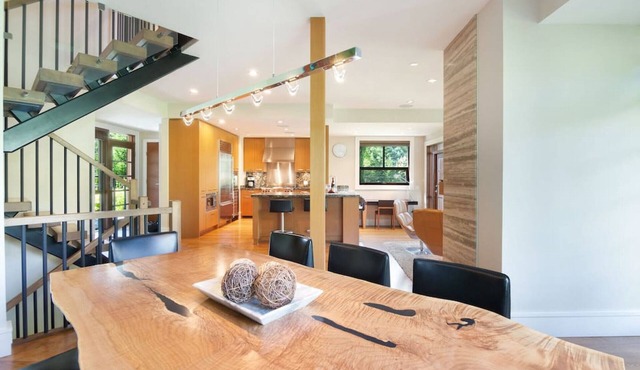 4BR Luxury Chalet 2,655 Sq Ft w/Private HT &Garage in Whistler