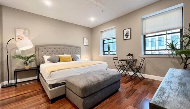 508 Urban Lifestyle king bed APT in Center city in Philadelphia