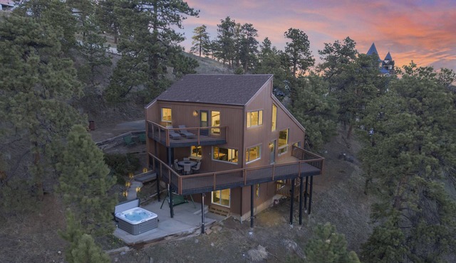 A Cabin in the Clouds: Peaceful Mountain Retreat w/Hot Tub & Spectacular Views! in Golden
