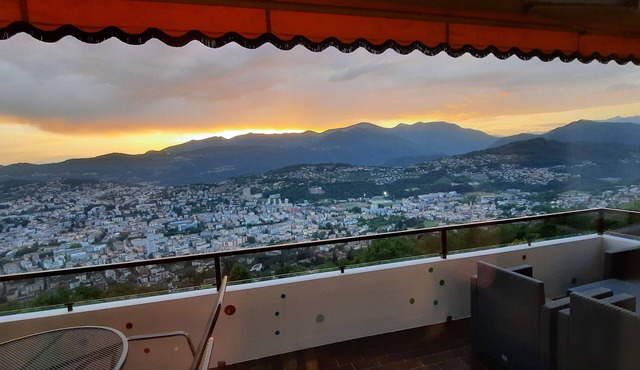 Al Bosco 71A: comfortable, sunny and quiet, 2½ rooms apartment, pool & sauna in Lugano-Aldesago