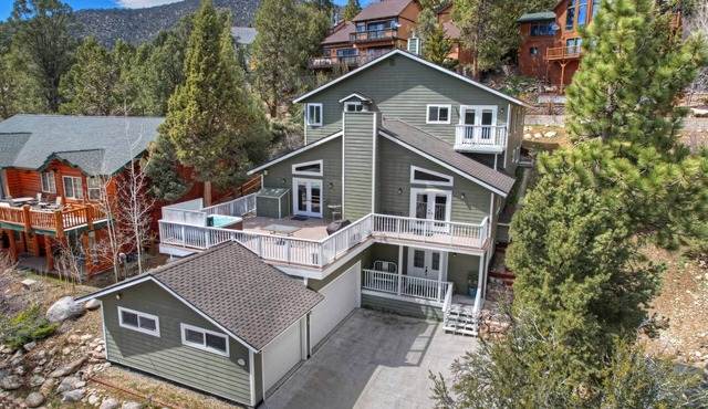 Antelope Mountain Retreat by Destination Big Bear: Open Concept! HOT TUB! Rock Fireplace! Pool Table + Foosball! in Big Bear City