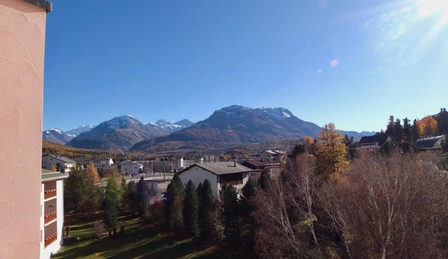 Apartment with 2 ½ rooms and about 60 m2 on the fourth floor, with lift. in Samedan
