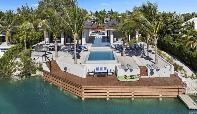 Aqua Solis Villa