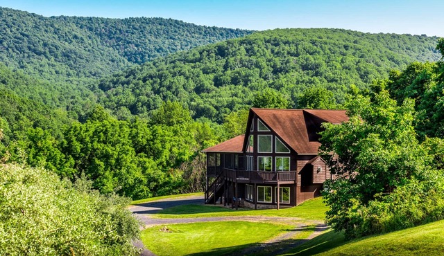 Bear Mountain Lodge Shenandoah Mountains Skyline Drive/Front Royal (hottub) in Front Royal