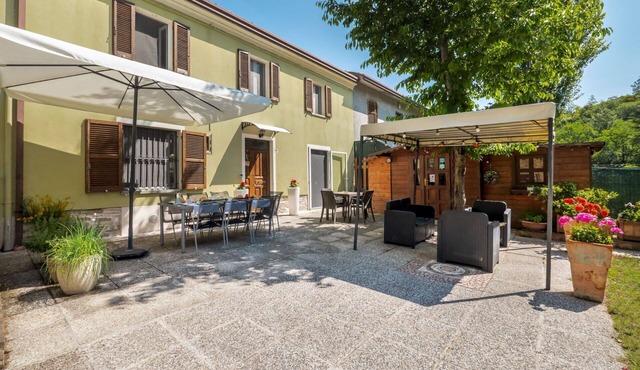 Beautiful private villa with private pool, hot tub, WIFI, TV, pets allowed and panoramic view in Auditore
