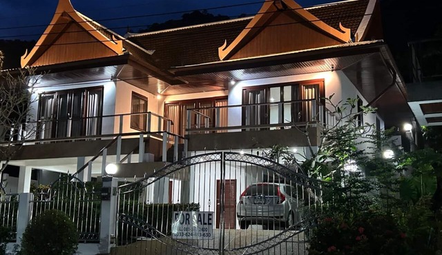Beautiful spacious villa with pool close to the sea and town in Phuket
