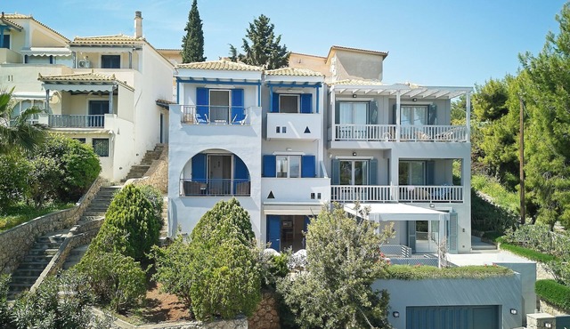 Beautiful summer house 5' from the beach in Aghios Emilianos