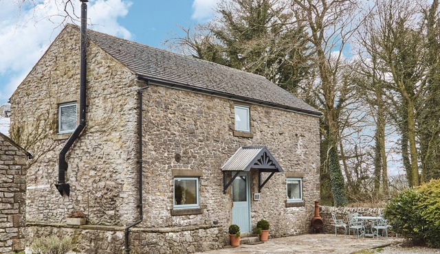 BRAMBLE, pet friendly, character holiday cottage in Bakewell in Bakewell
